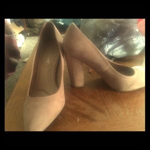 Nude block pumps